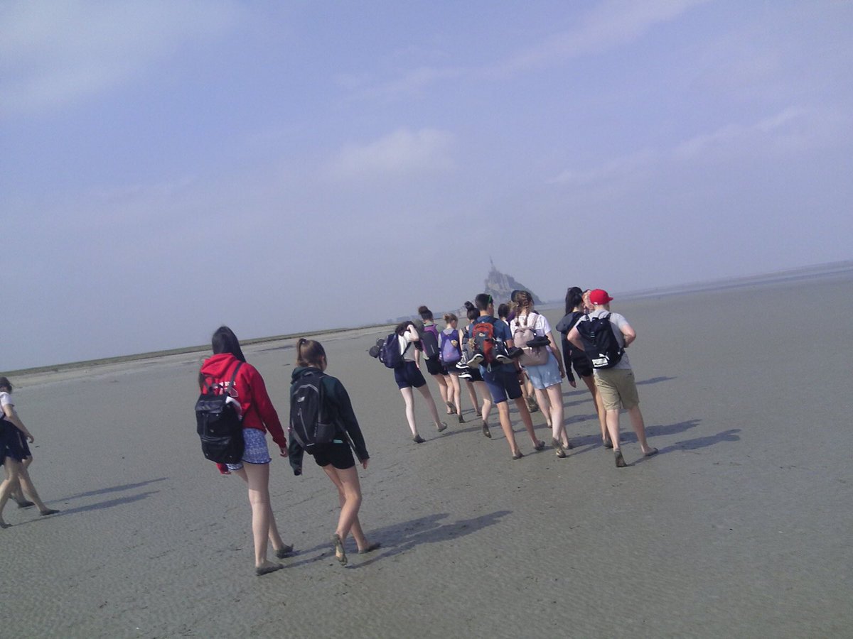 Beacon_MFL's tweet photo. Samedi. Année 8 en France. Le Mont St Michel et la traversée de la baie @Beacon_Academy https://t.co/gnIIW3OV7d