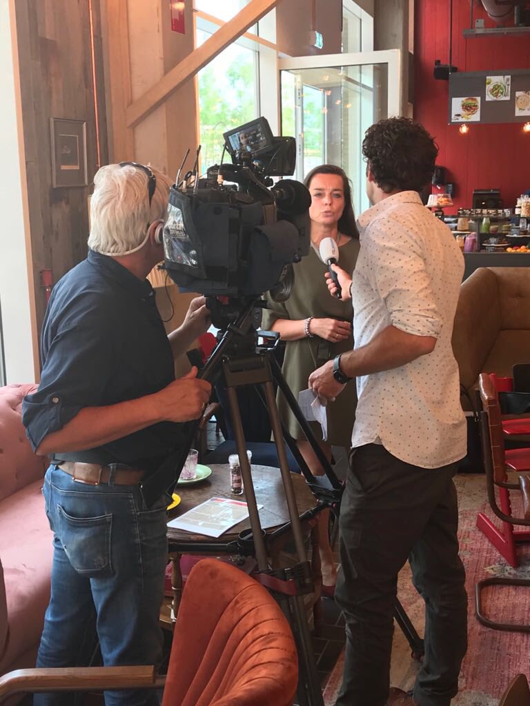 KleinLankhorst1's tweet photo. Opnamen voor RTL nieuws 19.30 uur over het voorstel van EU over eenmalig gebruik van plastic. #duurzaamverpakken #kidv. Laatste optreden voor kidv? https://t.co/2SOsizg1vX