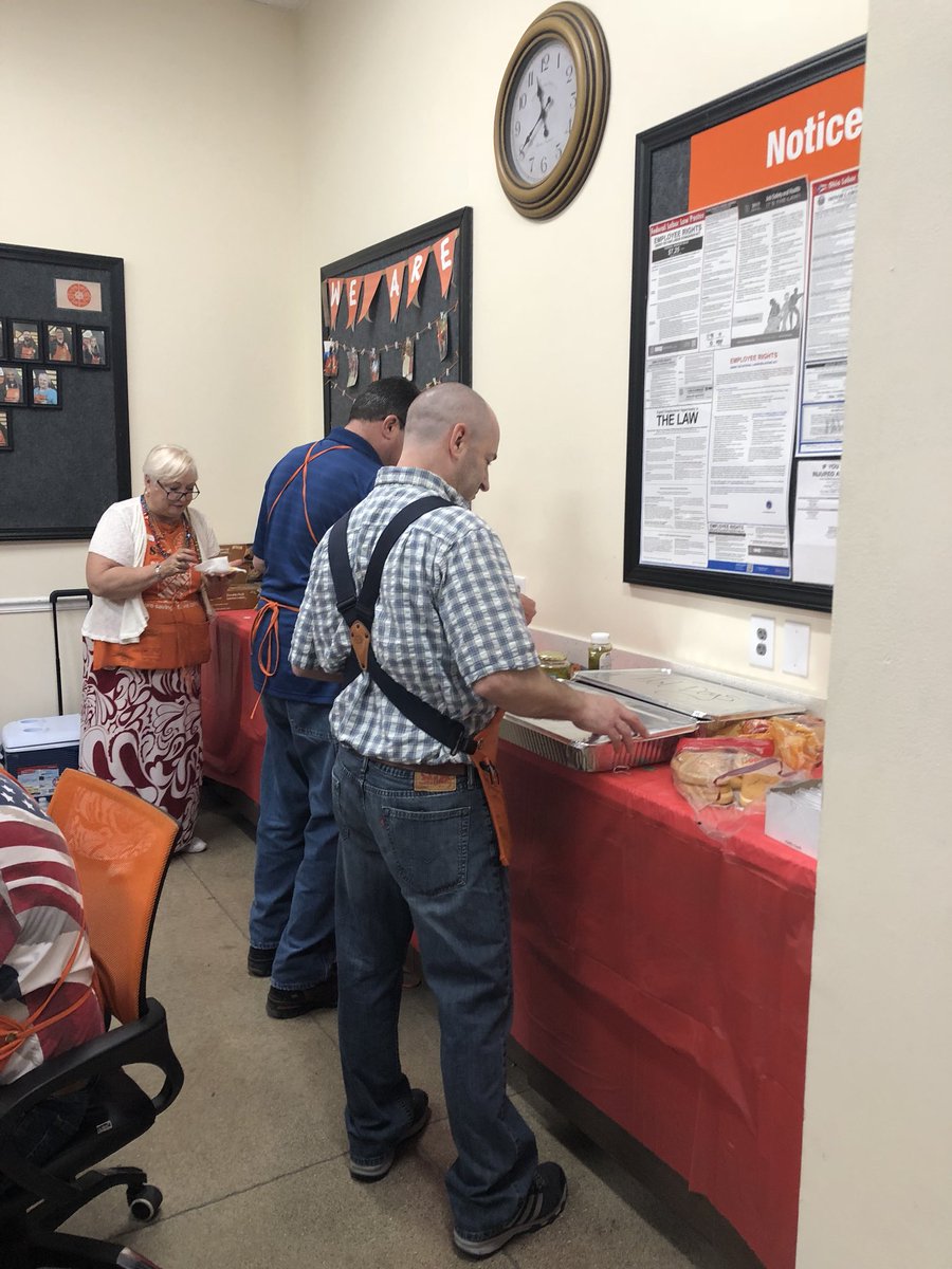 SteinmanApril's tweet photo. Memorial Day at 3807... hamburgers,hot dogs and all the fixings https://t.co/Aeo1YzsFP8