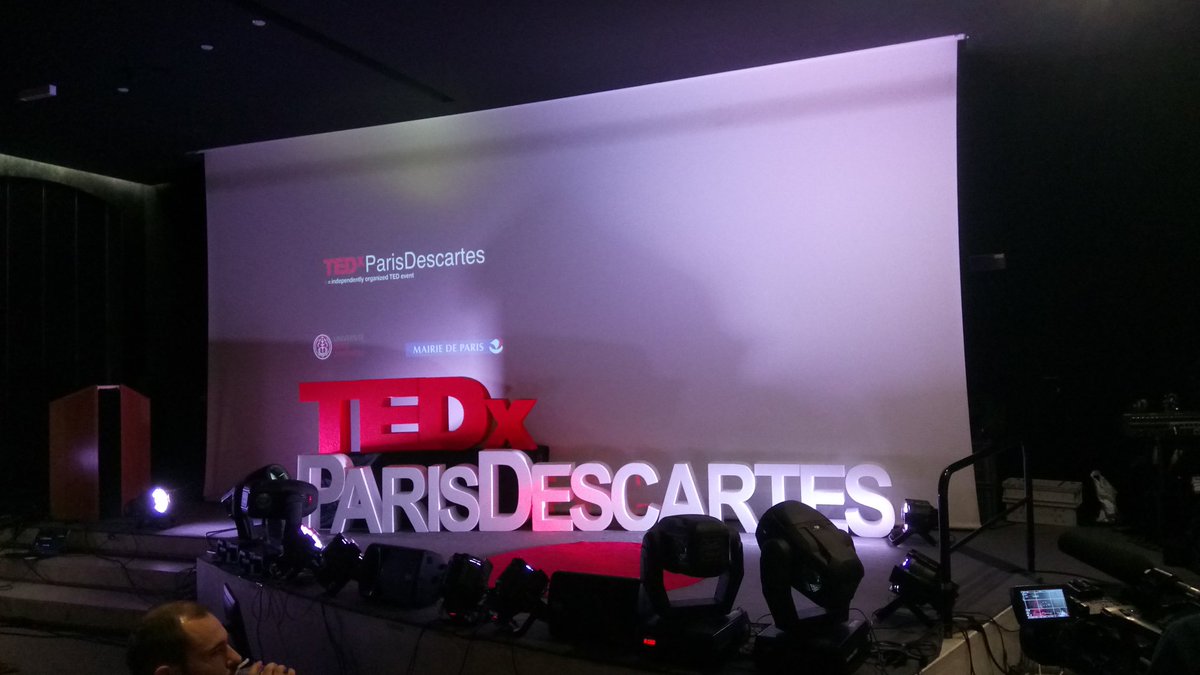 Le premier #TEDxParisDescartes organisé par les étudiant. e. s a lieu dans l'auditorium de l'Hôtel de Ville <a href="/Paris/">Paris</a> sur le thème de la métamorphose <a href="/FDardel/">Frédéric Dardel</a>