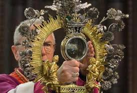 RociodeMalaga's tweet photo. Los hermanos de la Cofradía del Rocío hemos tenido el inmenso honor de que se emocione viendo a María Santísima, Mons. Vincenzo De Gregorio, Preside el Pontificio Istituto di Musica Sacra y es Abad de la capilla de los tesoros en la Catedral de Nápoles 
@Pontifex_es
#CofradíasMLG https://t.co/5bBgVy4oZp
