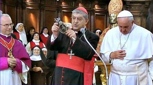 RociodeMalaga's tweet photo. Los hermanos de la Cofradía del Rocío hemos tenido el inmenso honor de que se emocione viendo a María Santísima, Mons. Vincenzo De Gregorio, Preside el Pontificio Istituto di Musica Sacra y es Abad de la capilla de los tesoros en la Catedral de Nápoles 
@Pontifex_es
#CofradíasMLG https://t.co/5bBgVy4oZp