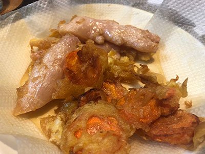 コバ ジュン 小林淳一 On Twitter 体調悪いながらも 岩下の新生姜で天ぷらを作ってみた というのも 家にある新生姜 と野菜がそろそろ期限切れに近かったからだ 小麦粉多め 水少なめにしてみたらちょうどよい出来 ただ 次回は新生姜を半分に切ってから揚げた方