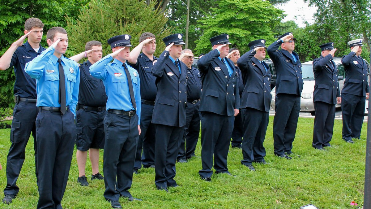 CliftonHtsFire's tweet photo. This #MemorialDay we honor and remember the brave men and women who gave their lives to protect our freedom.

#CHFC #CliftonHeights #Delco #AmericanLegion https://t.co/Rd4Zxgdml8