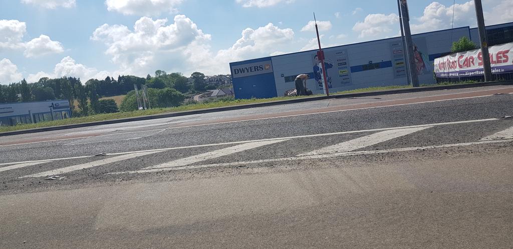 ConciergegolfIE's tweet photo. It's only a pic. But, as I was stopped at the traffic lights near #dwyers #bullmccabes on my wat to @CorkAirport an interesting location to practice Tai chi  #purecork 
Nice day @pure_cork https://t.co/OlRVYS4gI1