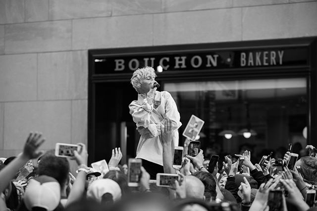 TroyeSiv_PTY's tweet photo. Fotos de Troye cantando #MyMyMy en @TODAYshow #TroyeSivanTODAY #TroyeBlemakers #BLOOM
@troyesivan https://t.co/yQwEHkIYQX