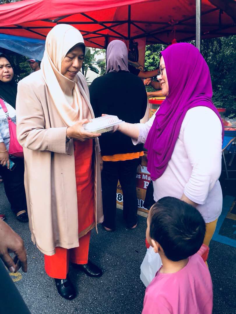 parlimenampang's tweet photo. YBM Zuraida @ybzk99 membuat lawatan bazaar Ramadhan Bandar Baru Ampang hari ini. https://t.co/vRVaCFyYu9