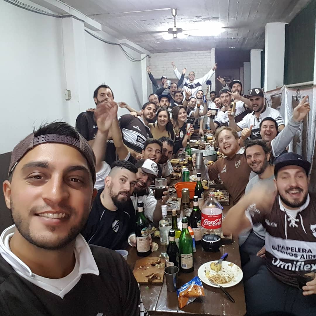 JuventudCalamar's tweet photo. Mayo2018 un mes de felicidad .. #PlatenseCampeón + triunfo en la Copa Argentina y el festejo final, la cena aniversario del campeón. ¡Felices 113 años Calamar! en las malas, en las buenas, siempre a tu lado marrón. https://t.co/qUScdgTkv9