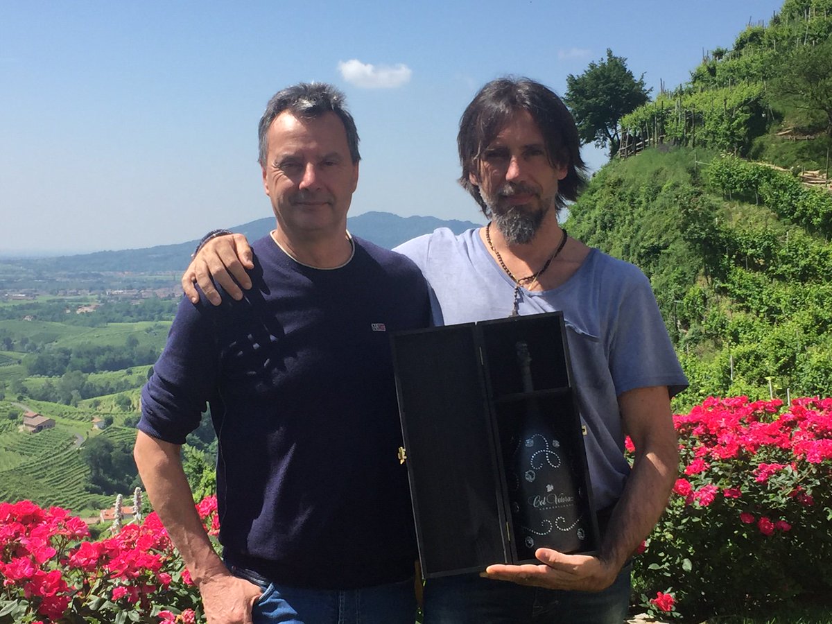 ColVetoraz's tweet photo. Altra grande consegna di #magnum di #Cartizze DOCG #ColVetoraz: abbiamo celebrato i nostri 25 anni con @FrancescoVidott , giovane ed affermato scrittore italiano, autore di libri e romanzi di montagna tra cui Siro, Zoe e Oceano! Grazie di tutto cuore per aver brindato con noi. https://t.co/iOCiwsdWeB