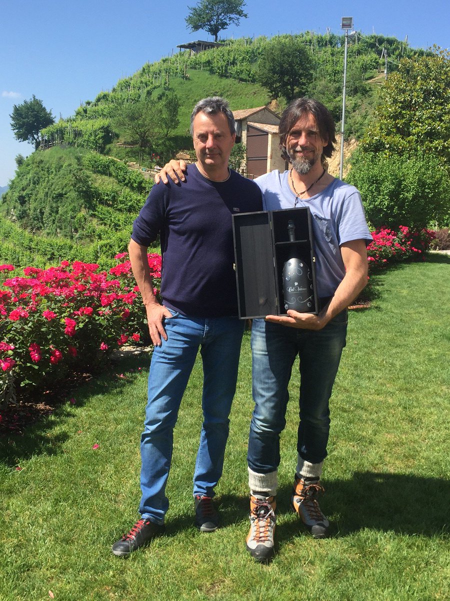 ColVetoraz's tweet photo. Altra grande consegna di #magnum di #Cartizze DOCG #ColVetoraz: abbiamo celebrato i nostri 25 anni con @FrancescoVidott , giovane ed affermato scrittore italiano, autore di libri e romanzi di montagna tra cui Siro, Zoe e Oceano! Grazie di tutto cuore per aver brindato con noi. https://t.co/iOCiwsdWeB