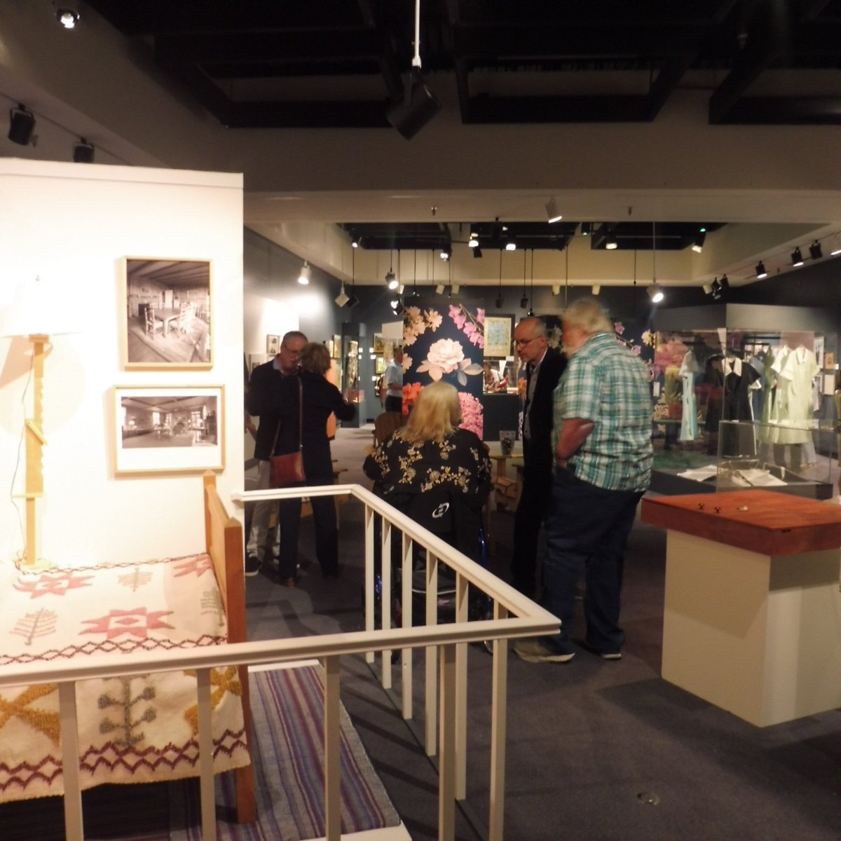 MuseeCharlevoix's tweet photo. Plus d'une centaine de convives ont assisté au vernissage de l'exposition "Nos étés dans Charlevoix" samedi dernier. #MonCharlevoix #Villégiature https://t.co/MboYY7XIJk