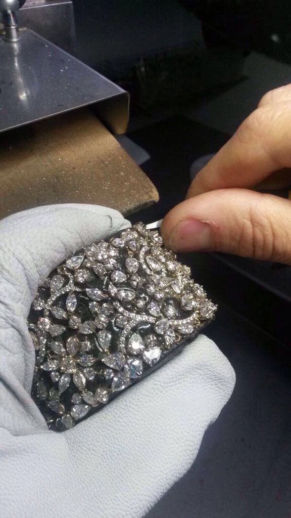 Each time our craftsman gives us incredible emotions: the birth of a jewel is like seeing your dream come true •  Prato Fiorito collection.

#gismondi1754 #jewelryoftheday #jewelrymaking #jewelryblogger #stylemepretty #luxurydesign #designerlife #designing #gismondiyouniverse
