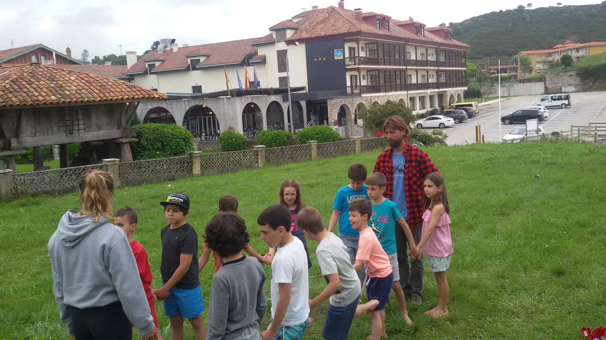 2cicloauseva1's tweet photo. Tarde de juegos y gimkana.  Sigue sin llover. Pasándolo muy bien todos. @ausevamaristas https://t.co/6t2418nhVo
