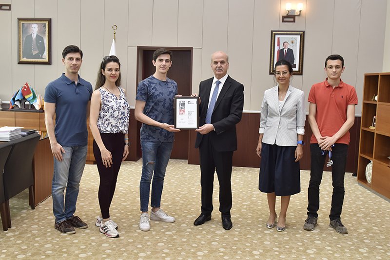 mcbu1992's tweet photo. "Wings for Life World Run"da 2. olan MCBÜ ENSO Kulübü Rektörümüze madalyasını takdim etti
#mcbu  #mcbü #manisacelalbayaruniversitesi #runlikeanengineer #MCBÜkoşamayanlariçinkoşuyor #WeAreENSO https://t.co/j4HKDQDrqE … https://t.co/xh2DL5Ue06