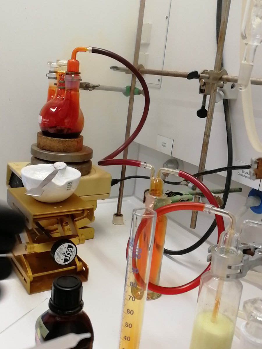 braeselab's tweet photo. Brominating #adamantane in pure #bromine is always a pleasure! #savetyfirst #realtimechem #organic #chemistry https://t.co/NjMOUmd6nF