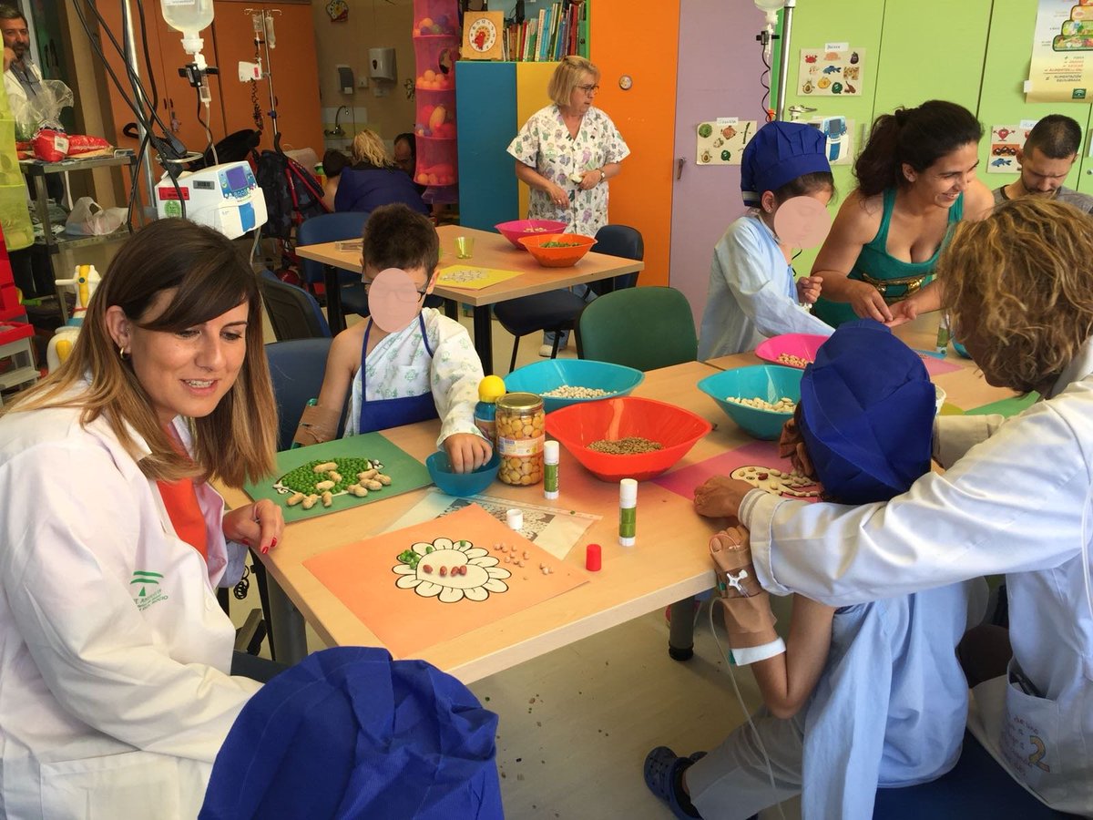 HospitalUVRocio's tweet photo. Los peques ingresados en el Hospital Virgen del Rocío han disfrutado hoy #DíadelaNutrición con los talleres de legumbres realizado por la Unidad de Alimentación. Además han preparado un menú de garbanzos, puré para dieta blanda, y ensalada de garbanzos para los más pequeños. https://t.co/Ey2d5Cc83b