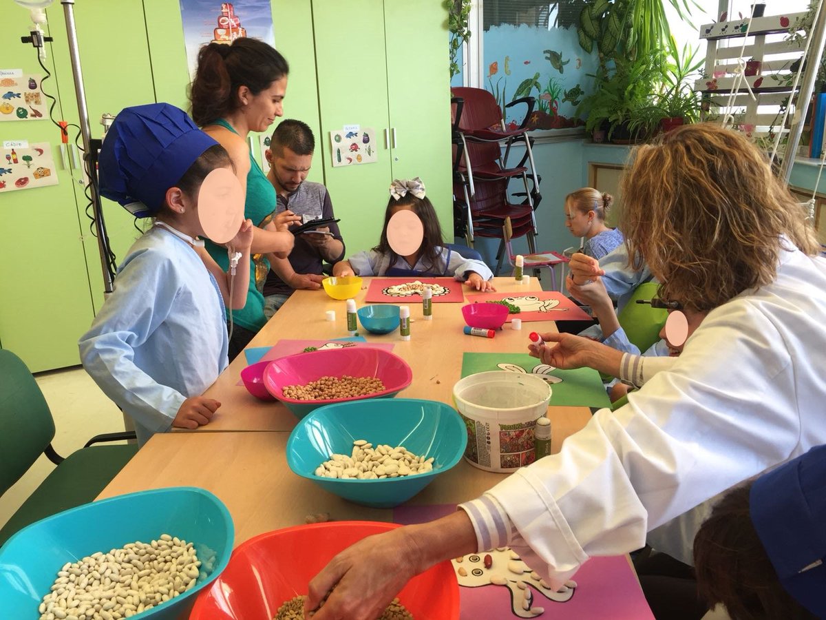HospitalUVRocio's tweet photo. Los peques ingresados en el Hospital Virgen del Rocío han disfrutado hoy #DíadelaNutrición con los talleres de legumbres realizado por la Unidad de Alimentación. Además han preparado un menú de garbanzos, puré para dieta blanda, y ensalada de garbanzos para los más pequeños. https://t.co/Ey2d5Cc83b