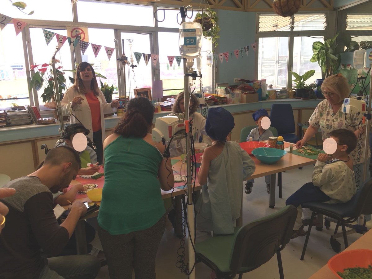 HospitalUVRocio's tweet photo. Los peques ingresados en el Hospital Virgen del Rocío han disfrutado hoy #DíadelaNutrición con los talleres de legumbres realizado por la Unidad de Alimentación. Además han preparado un menú de garbanzos, puré para dieta blanda, y ensalada de garbanzos para los más pequeños. https://t.co/Ey2d5Cc83b