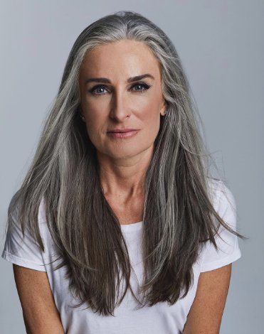 Caroline Labouchere se une a la familia #EightHour. Modelo, fabulosa a los 53 (y adicta al running y a sus perros): 'Siempre me ha gustado el universo de la belleza, aunque soy poco de maquillarme en mi día a día. Eso sí... ¡No podría vivir sin Eight Hour Cream!