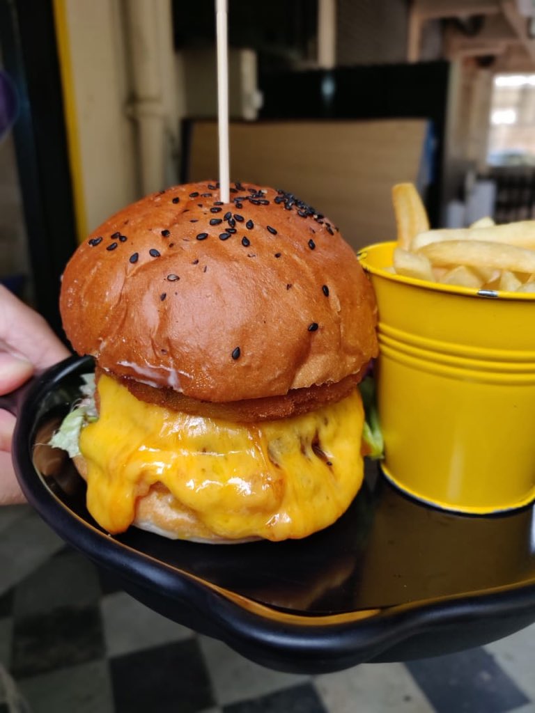 Hoggersss's tweet photo. A BBC BURGER comes like this @Ralphysquickies 🍔
#mumbai #mumbaidiaries #mumbaikar #mumbaifoodie #mumbaifoodlovers #mumbaifood #mumbaifoodblogger #indianfood #burger #foodtalkindia #foodiliciousmumbai #streetfood #likeforlike #foodmaniacindia #indianfoodbloggers #hoggersss https://t.co/NPQvwUtgQS