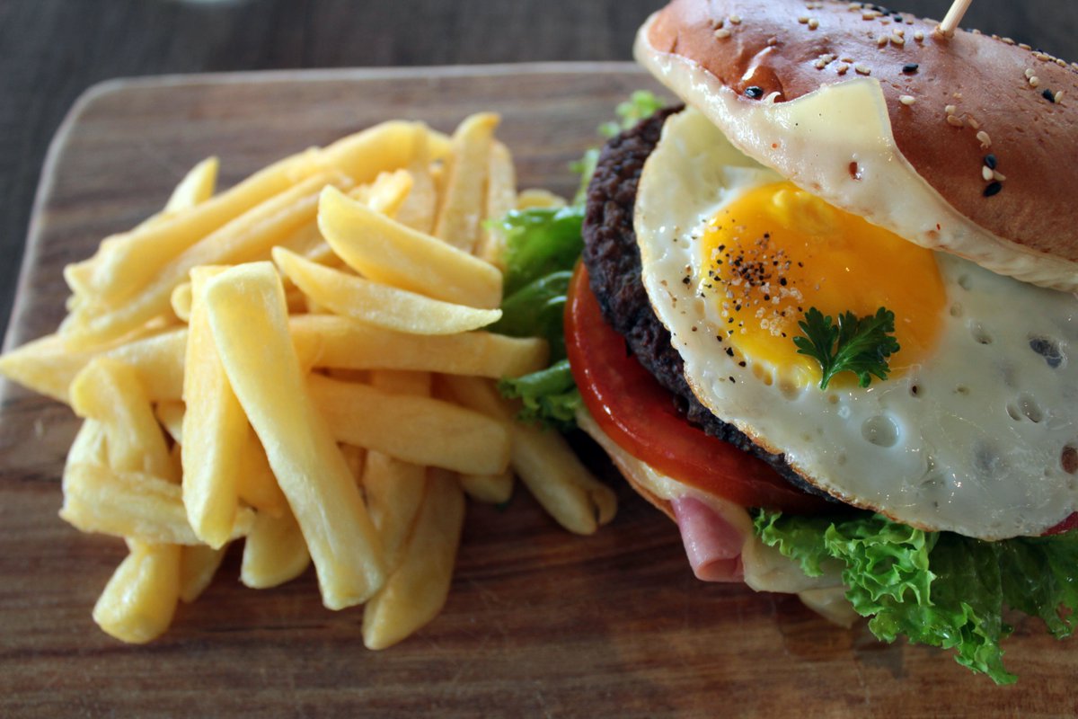 MapuRosario's tweet photo. Hoy es el #DiaDeLaHamburguesa. ¡Esta semana vení a probar las de Mapu! https://t.co/d73ukVPZy5