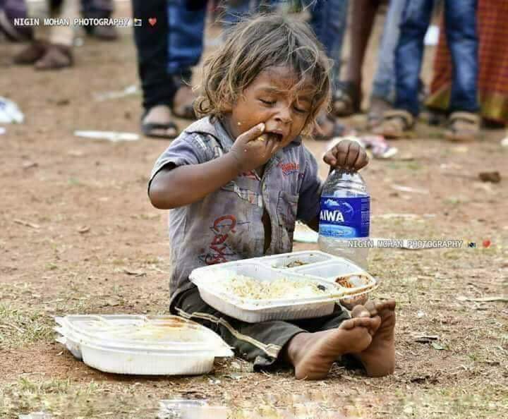 AbinayaRam7's tweet photo. இந்த உலகில் காதலை விட அதிகபடியாக 

எழுதப்பட வேண்டிய உணர்வு #_பசி ..
.
ஒரு திருவிழா கூட்டத்தில் மனதைவிட்டு 

போக மறுக்கும் காட்சி. https://t.co/AgSTiENbBe