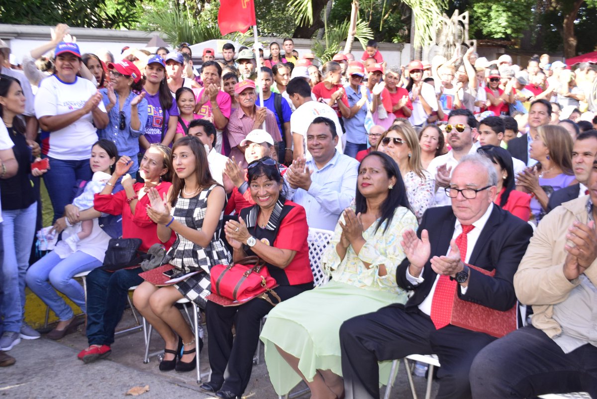 A_RodolfoVicent's tweet photo. Ayer juramentacion de nuestros diputados al concejo legislativo del Estado Nueva Esparta.
#MaduroTrabajaPorLaPaz  Con nuestro protector @DanteRivasQ 
@PartidoPSUV @SomosPSUVNE @contrasenaTV @dcabellor @NicolasMaduro https://t.co/LHFt9onqlJ