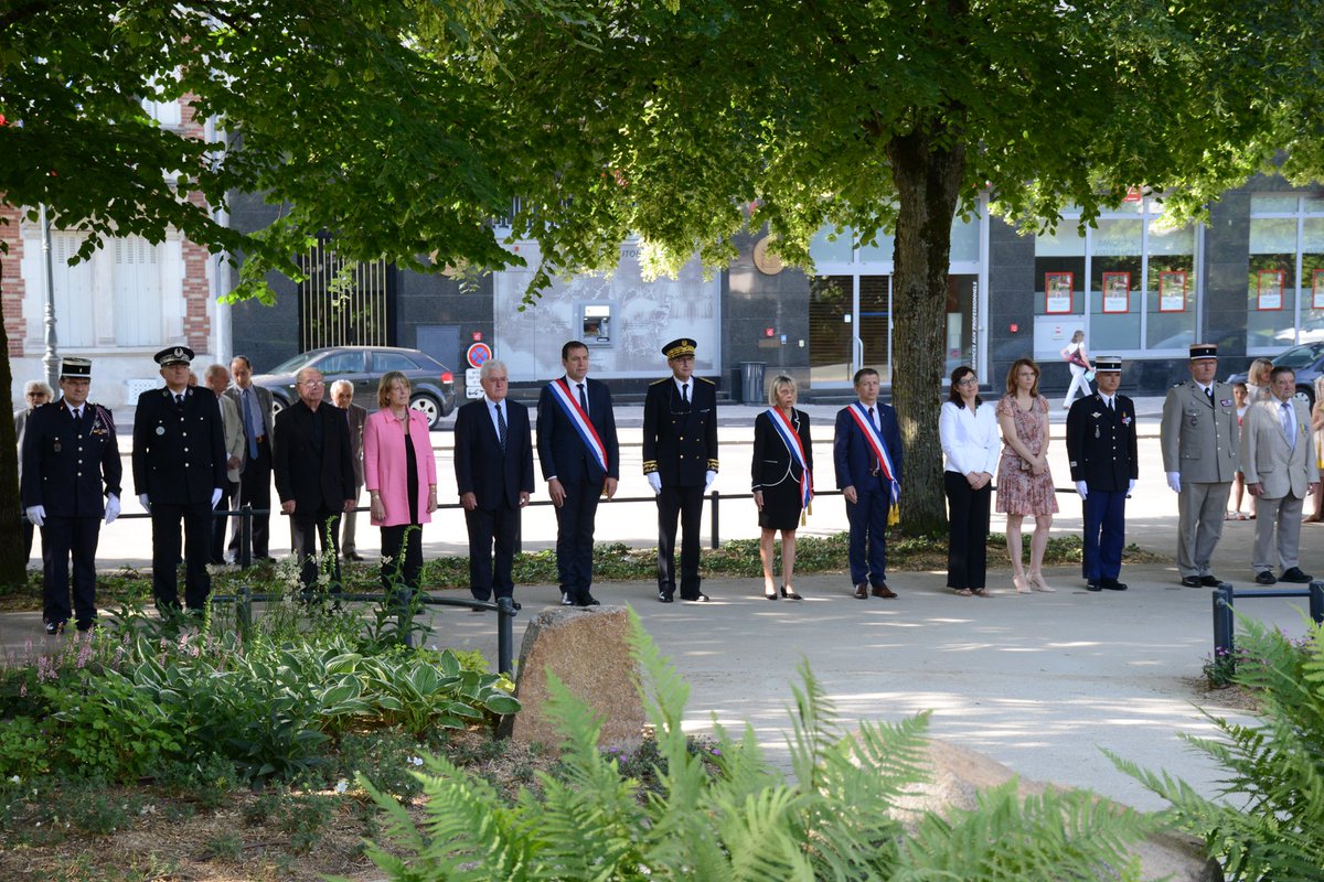 Chateauroux36's tweet photo. Hier matin, une #cérémonie commémorative dans le cadre de la journée nationale de la #Résistance s'est déroulée au #Mémorial départemental de la Résistance et de la #Déportation - square du Général-de-Gaulle à #Châteauroux. https://t.co/2Ub27HrcrH https://t.co/5QVyJrBqKA