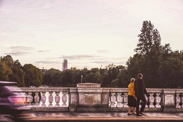 ciauturin's tweet photo. Fermi sul ponte dove il tempo sembrava essersi fermato, lei guardava l’orizzonte e lui guardava lei, tenendosi per mano, inebriavano l’aria di semplicità. 
#thehub_torino #thehub_colors #thehub_street #love #tv_streetart_ #tv_fadingbeauty #tv_sunsets #ig… https://t.co/yBkhX5Lifg https://t.co/aFKU1fQIQQ