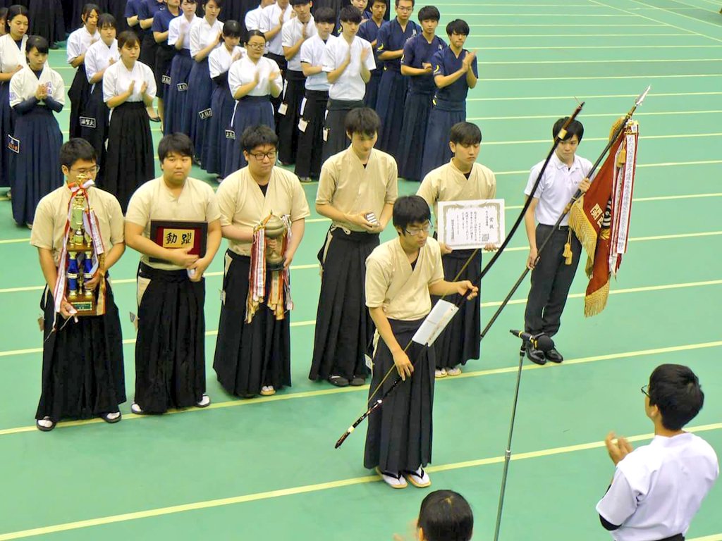 近畿大学体育会弓道部 5月26 27日 第62回関西学生弓道選手権大会 於神戸グリーンアリーナ 男子団体 優勝 近畿大学aチーム 河野 中川 藤井 西村 灘尾 男子個人 第三位 松本和真 四 女子個人 第三位 松宮汐紘 ニ 詳しくはホームページをご覧