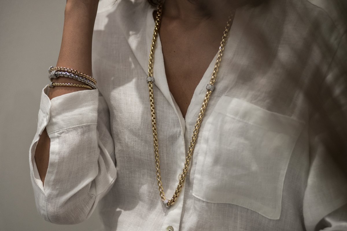 FOPE_brand's tweet photo. Temperatures are rising in Italy these days: summer has already arrived.
Ideal outfits include linen clothing and... a few select #gold pieces from our Eka collection. #fopejewellery #madeinitaly #stackthemall https://t.co/jOiESF4yEB https://t.co/0CRAS6zlQg