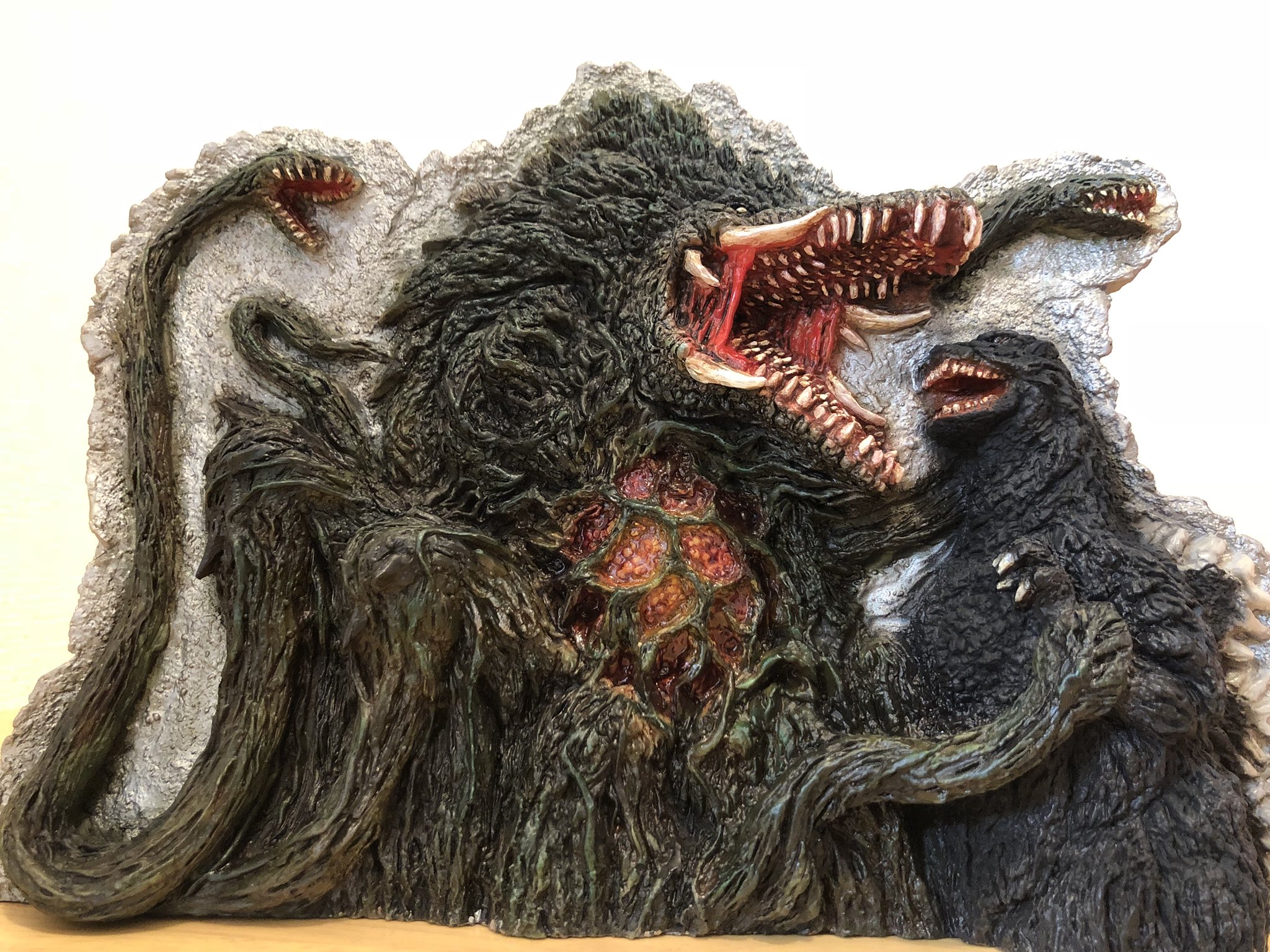 ゴジすけ Gowrow ゴジラvsビオランテ レリーフ 届きました 迫力のある造形と深みのある塗装で とてもかっこいいレリーフに仕上げていただきました じーっと見入ってしまってます ビオランテ見たくなってきた T Co Qwuohjenxa Twitter