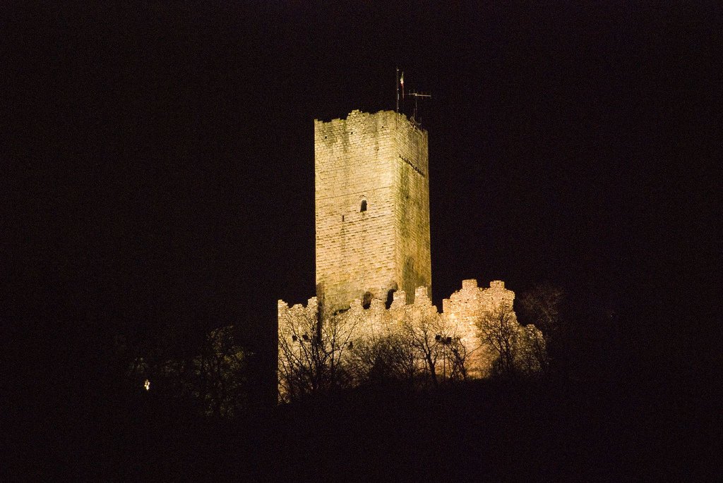 AreaParchi's tweet image. Conoscete il #castelloBaradello a #Como? Il #ParcoSpinaVerde organizza #visite guidate anche in #notturna per ammirare lo spettacolare #panorama serale: areaparchi.it/dettaglio.php?…