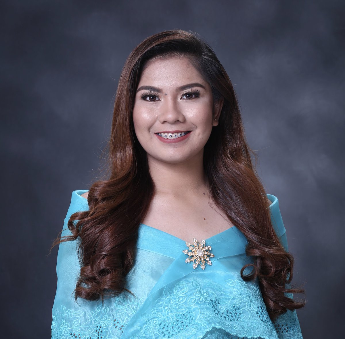 noreenedl's tweet image. #grad18 🎓