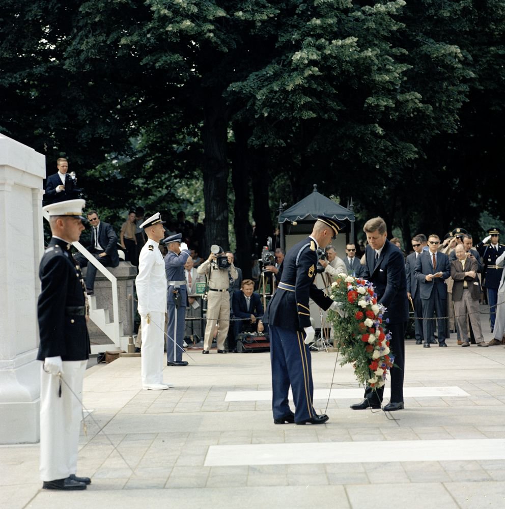 Today we remember those who lost their lives in service to our country.

📷 President John F. Kennedy places a wreath at the Tomb of the Unknown Soldier at <a href="/ArlingtonNatl/">Arlington National Cemetery</a> Cemetery, Memorial Day 1963.