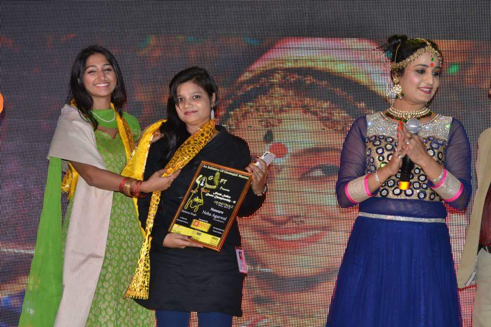 MohenaSinghWeb's tweet photo. #ThrowbackDiaries
To @SinghMohena Judging Grand Finale of NIDC, 2013 and felicitating students of कलावृक्ष School of Kathak in Mathura.
#MohenaAddicted #Mohena #MohenaSingh #MohenaKumari #MohenaKumariSingh #Juding #Dance #Dancer #Event https://t.co/FRp31IeoED