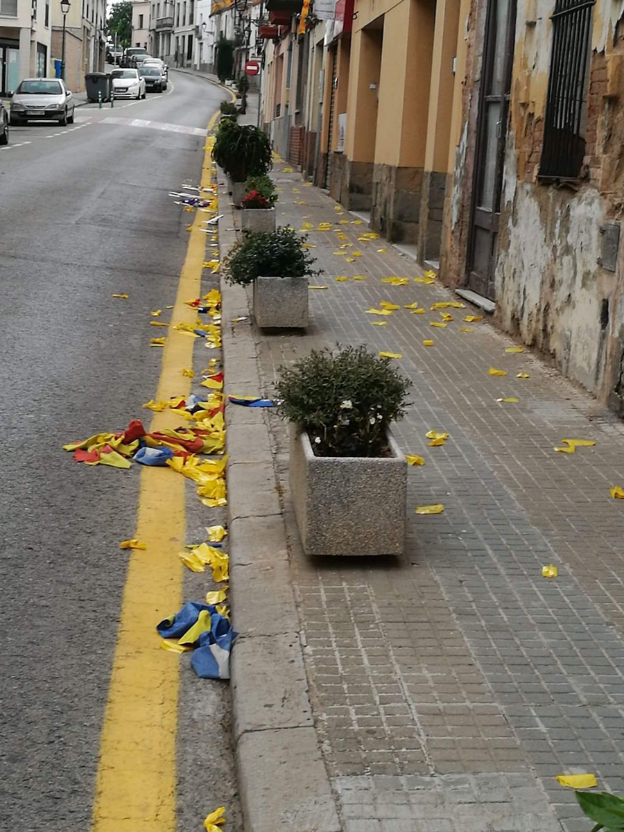 MontserratiCDR's tweet photo. #Masquefa també ha patit una convocatòria de destrucció deixant els carrers plens de brutícia.
Que persones innocents estiguin a la presó o l'exili els importa ben poc, pesa més fer malbé i embrutar. Així actua @diagrocs
#LlibertatPresesPolítiques
DESTRUIR vs LLIBERTAT🎗 https://t.co/3cTlU1Ewlq