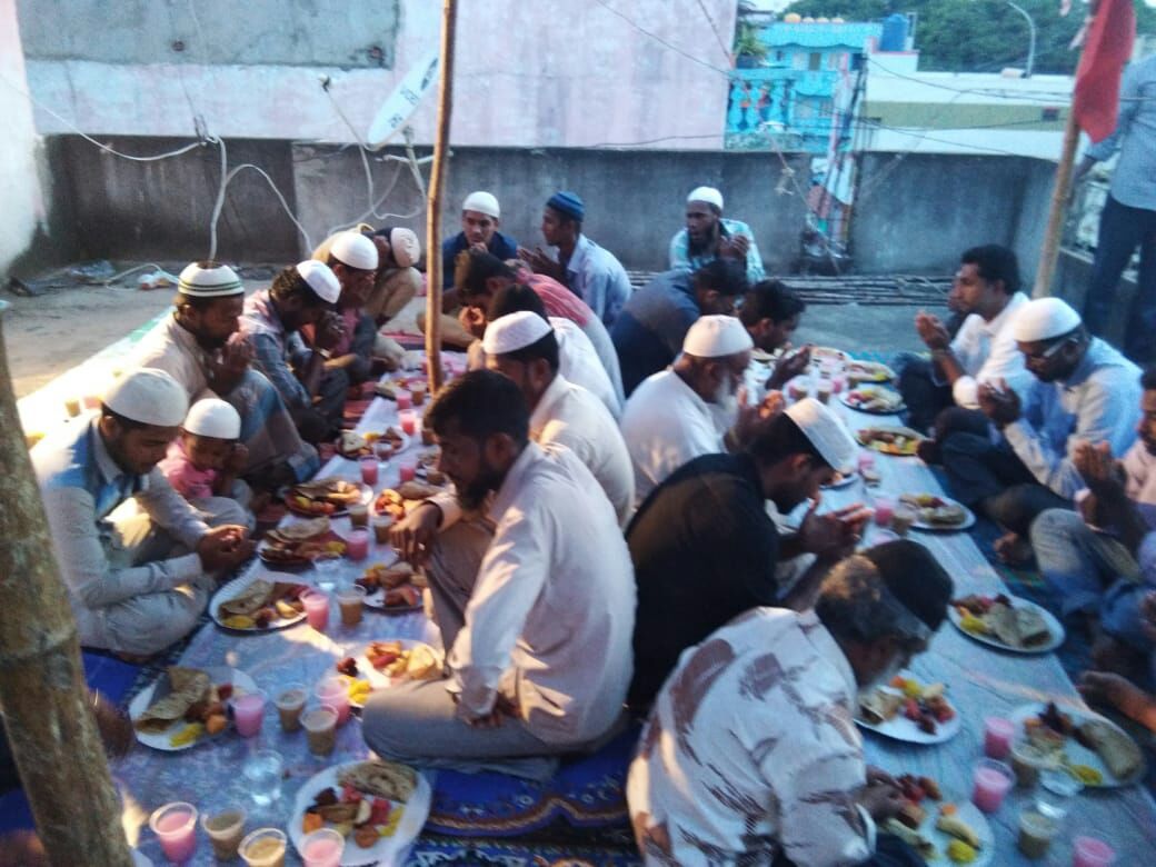 sdpikrishnagiri's tweet photo. #27May2018 @sdpikrishnagiri #IftarProgramme #SocialWelfare org by #Denkanikottai #Town_Committee
https://t.co/QxQsSPdO3g https://t.co/qZt9ChOZyW
