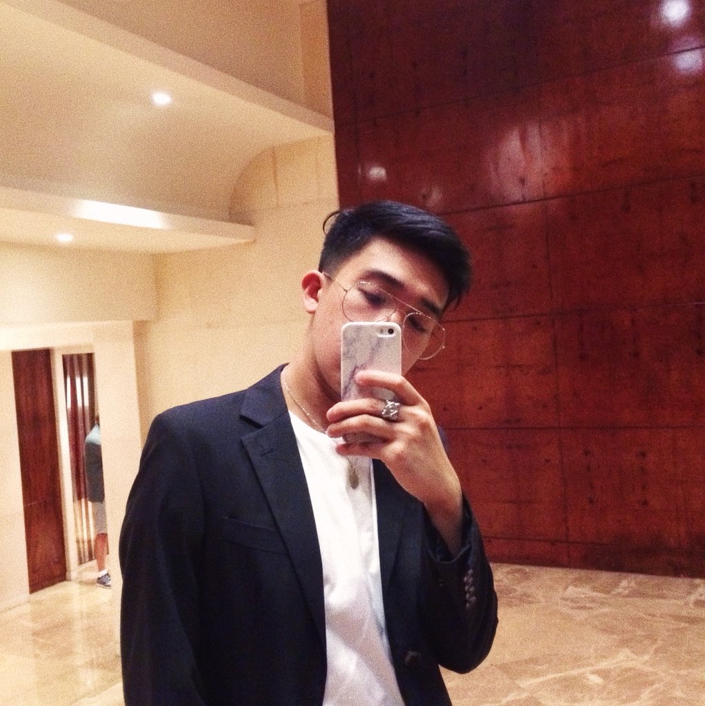 galeleo_o's tweet photo. Your resident commsoc tito 🤙🏻 #CommGrandBall2018 https://t.co/6yJMDiF9Xl