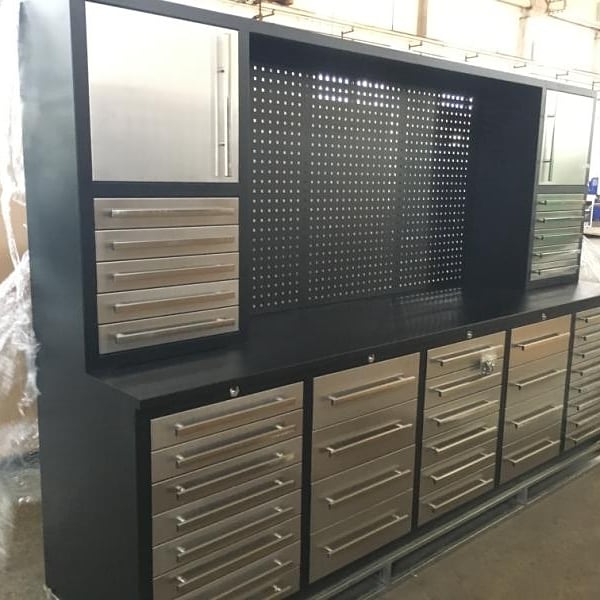 Heavy duty workbench for workshop