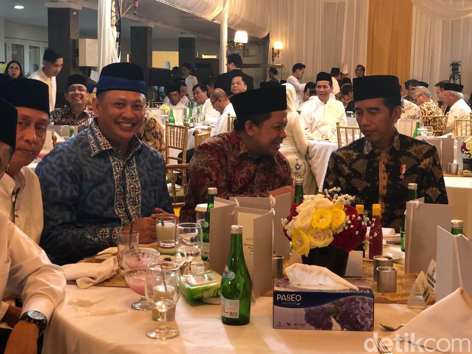 detikcom's tweet photo. Mesranya Fahri Hamzah Buka Puasa Bareng Jokowi https://t.co/7eMwJTqBZm https://t.co/WhCXOz5ooZ