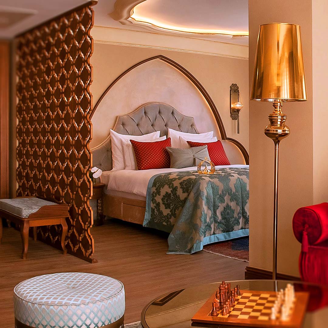 Feel the comfort of home inside your Royal Suite Room. Two magnificent living rooms are the perfect setting to enhance the guests stay in style.
Evinizdeki konforu Royal Suit odamızda yaşayın. İki odadan oluşan yapısı ile misafirlerimize daha çok yaşam alanı sunmaktadır.