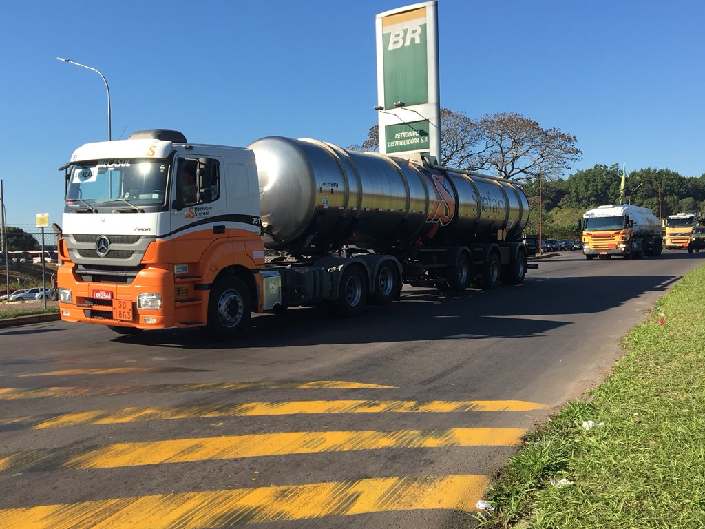 EduPaganella's tweet photo. Diversos caminhões chegaram há pouco na Refinaria Alberto Pasqualini, em Canoas. Veículos são escoltados por militares do exército @GauchaZH https://t.co/tJCEtLiPmL