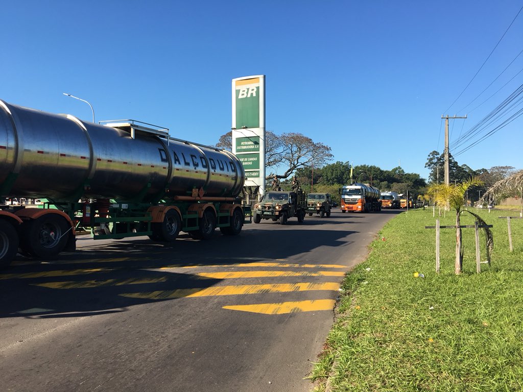 EduPaganella's tweet photo. Diversos caminhões chegaram há pouco na Refinaria Alberto Pasqualini, em Canoas. Veículos são escoltados por militares do exército @GauchaZH https://t.co/tJCEtLiPmL