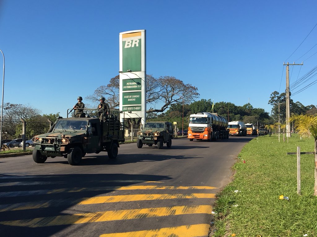 EduPaganella's tweet photo. Diversos caminhões chegaram há pouco na Refinaria Alberto Pasqualini, em Canoas. Veículos são escoltados por militares do exército @GauchaZH https://t.co/tJCEtLiPmL