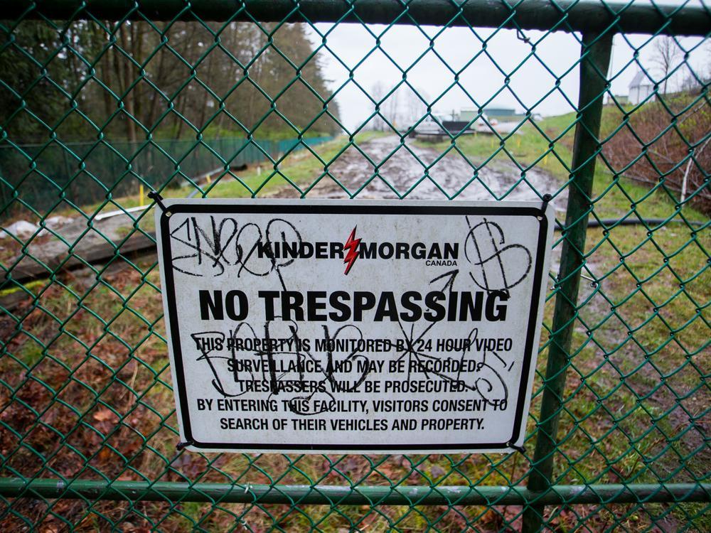 nationalpost's tweet photo. Crews cleaning up oil spill at Kinder Morgan station north of Kamloops, B.C. https://t.co/fqTMwBtvlo https://t.co/5UzzBLxFSK