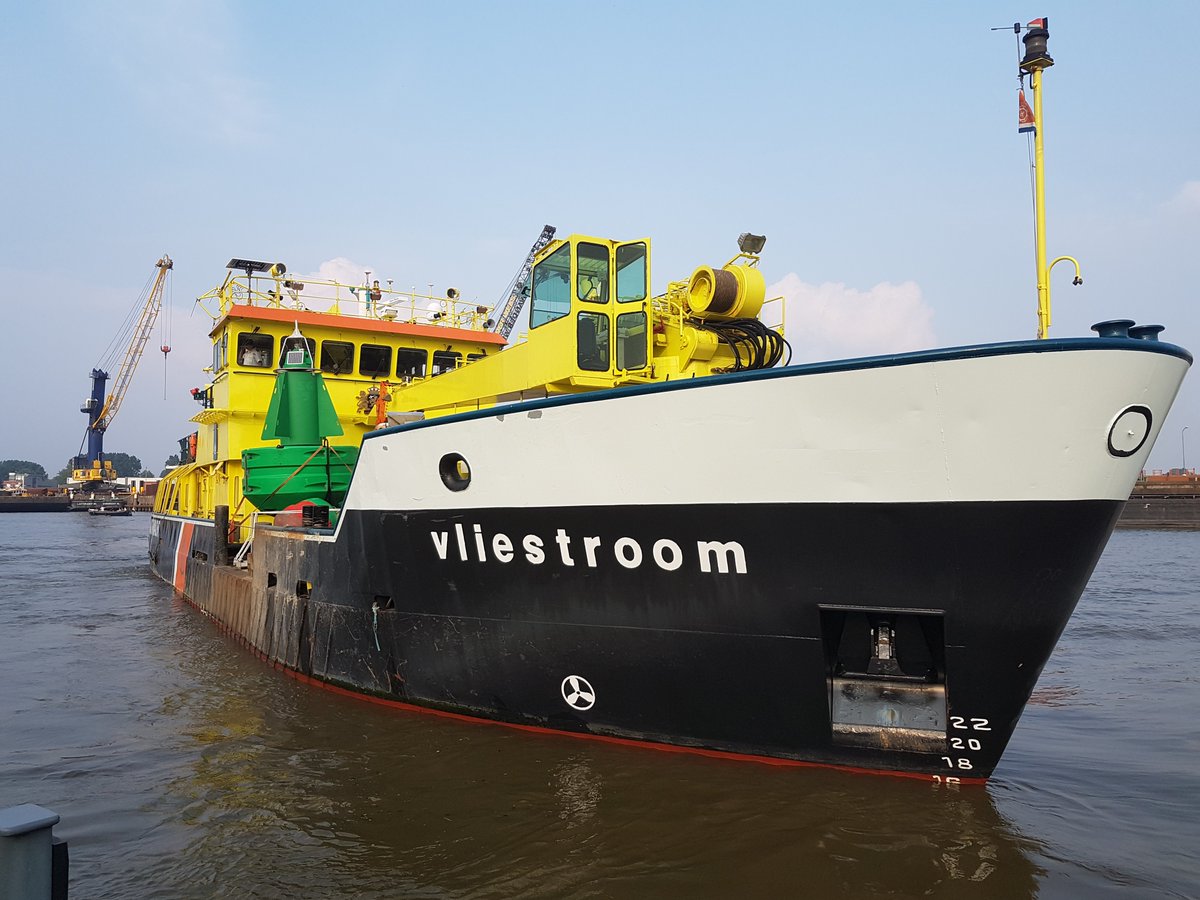 Rijksrederij's tweet photo. #dortinstoom; de Vliestroom was er dit weekend maar druk mee. Betonning verzorgen, varen tijdens de vlootschouw, bezoekers ontvangen en assisteren na de aanvaring van 2 binnenvaartschepen #Dordtschekil. https://t.co/wJUOwnWgSZ