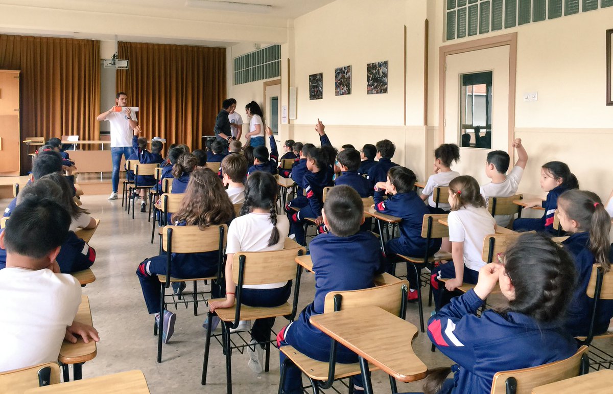 CocheSinHumo's tweet photo. Los enfermeros Pablo, Miguel y María están en el Colegio Corazón de María (Madrid) para que más de 130 alumnos conozcan la campaña #CocheSinHumo https://t.co/GGDsWh1Uol