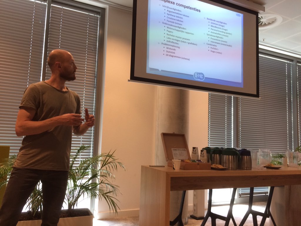 erwinrfaasse's tweet photo. Maarten Goossens van Universiteit Antwerpen vertelt in netwerkbijeenkomst HvA afstudeercoordinatoren over comparatief beoordelen mbv D-PAC. https://t.co/AqUxHGRu10