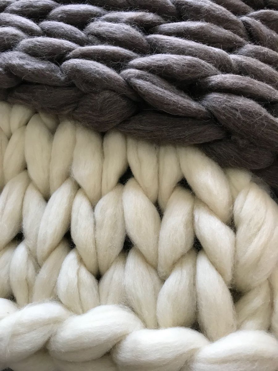 karinadlv's tweet image. Buen día gente. Estoy sin trabajo y comencé a tejer mantas con lana XXL. Pie de cama, manta de todas las medidas y también para cunas. Preguntas por precio, medidas y colores x DM. Pueden ayudarme con un RT?? Gracias!!!!